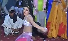 Pakistanske punce zgodaj plešejo v naga položaja