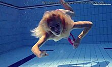 Ruska najstnica Elena Prokovas z naravnimi joški in popolnim telesom v bazenu