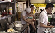 Amatør japansk babe Mimi Aska blir fingret i en offentlig setting