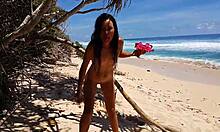 Video buatan sendiri dari pacar yang telanjang dan bermain dengan mainan anal di pantai