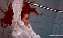 Büyük göğüslü kızıl saçlı kadının havuzda çekilen ev yapımı videosu