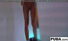 Kendra Cole, egy lenyűgöző barna, élvezi az érzéki zuhanyt a házi videóban