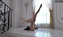 Dasha Gaga, tatuoitu teini, jolla on upea fysiikka, suorittaa akrobaattisia liikkeitä lattialla