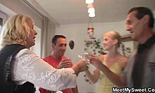 Otec a MIL sa pripájajú k narodeninovej trojke s blond priateľkou