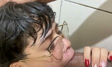 Cuplu amator curbat explorează întâlnirea intimă la baie