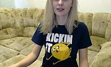 Miss Julia, o adolescentă letonă fermecătoare, se angajează în chat web în loc de Fortnite