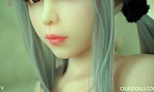 Японска тийнейджърка чука реалистична кукла с извивки