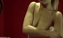 Amadora loira mostra seu corpo nu e quente em um vídeo HD