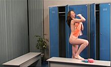 नंगे शरीर वाली पतली लड़की चेंजिंग रूम में आकर्षक ढंग से पोज देती हुई।