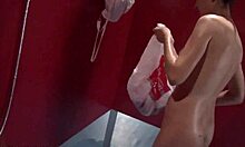 Slank pige viser sin dejlige krop frem i offentlig brusebad