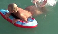 Boble-butt blondine viser sine aktiver i vandet