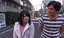 Gadis Jepun yang hampir tidak sah sangat malu dengan orang asing