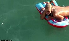 Блондинка с аппетитной попкой демонстрирует свои прелести в воде