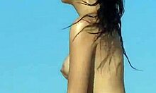 Horká exgf na pláži si opaluje svá krásná prsa