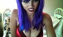 紫发女友展示她性感的胸部