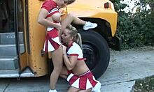 Hete cheerleader wordt geneukt door haar schoolvrienden