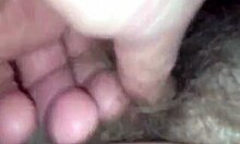 热情的女友被手指插入她的毛茸茸的阴户