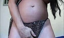 Красива кафява коса мастурбира бременната си путка през бикините си