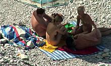 Wanita-wanita horny bercakap-cakap di pantai nudis