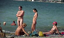 Nudistické plážové sučky ukazujú svoje horúce telá vonku ako šialené