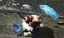 Intenzív baszás dögös nudistákkal a tengerparton