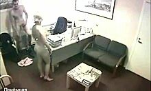 Uma trabalhadora de escritório loira é fodida por seu parceiro bem-dotado no escritório