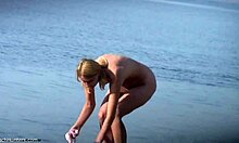 Wanita berpayudara besar berambut pirang menikmati aktivitas seksual di pantai nudis
