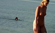 Wanita berpayudara besar berbogel di pantai nudis, kelihatan sangat panas
