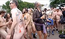 Gadis-gadis amatur menunjukkan tubuh mereka yang telanjang semasa perjalanan basikal telanjang dunia di Brighton 2015
