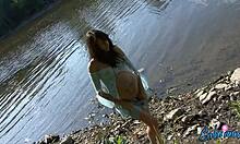 Bomba embarazada mostrando su cuerpo semidesnudo junto al agua