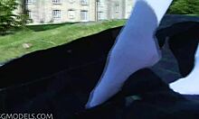 Loira brincalhona com rabo de cavalo se exibindo ao ar livre