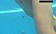 La star du porno russe Lina Mercury en bikini nage dans la piscine