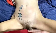 Abuela tatuada con regiones negras sin afeitar se llena de semen