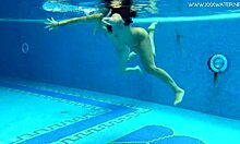 Ρώσοι και Ισπανοί έφηβοι γίνονται υγροί και άγριοι σε μια πισίνα