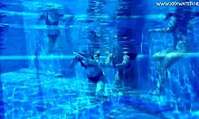 俄罗斯和西班牙青少年在游泳池里变得湿润和狂野