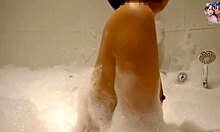 Amatérsky pár si užíva zmyselnú masáž v kúpeli doma