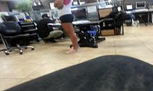 Une adolescente tatouée se fait étirer le cul en bas