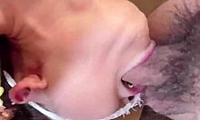 Gadis comel dengan penyangkut rendah dipanggang air liur dan dibelit dalam video fetish buatan sendiri