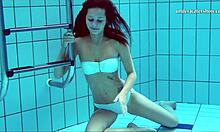 Macar genç Nata Szilvas'ın sualtı porno fetişinin HD videosu