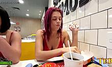 Tatuażowany anioł Duda Pimentinha i inne nowe dziewczyny przygotowują się do seksu w sklepie McDonald's