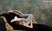 Klara Lookovan kuumaa esitystä sillan venytys ja alasti ballerina