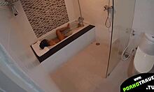 Млада жена се изцапа в банята