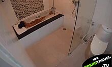 Genç bir kadın banyoda kirleniyor