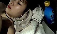 Een mollige Aziatische tiener geniet van een grote lul in de bus