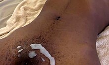Den afrikanske teenager får sin første smag af stor penis i en hjemmelavet video