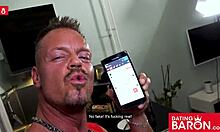 Tysk gotisk milf Sidney Dark fingrer sin barberede fisse før en varm sexdate på datingbaron.com