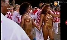 Adolescentes brasileñas bailan desnudas en el Carnaval