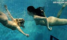Increíble encuentro submarino de parejas lesbianas