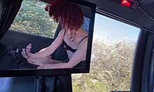 Arcanne, vzburjena transseksualka, dobi analni seks v avtu