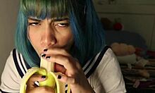 Аматьорско косплей момиче се отдаде на бананово-тематично дълбоко гърло